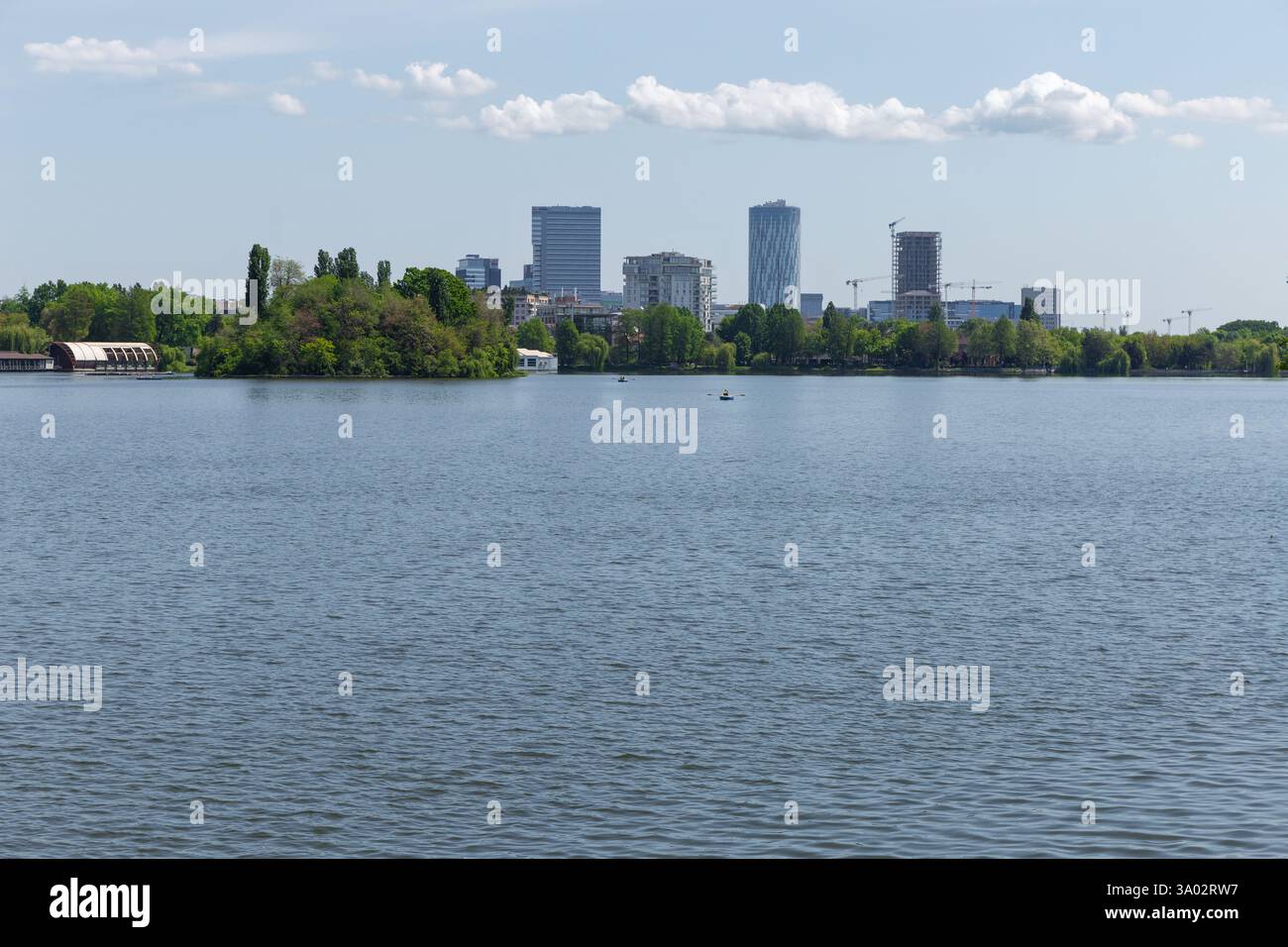 7 maggio 2023 Bucarest, Romania. Vista dal parco Herastrau, il luogo di punta di Bucarest Foto Stock