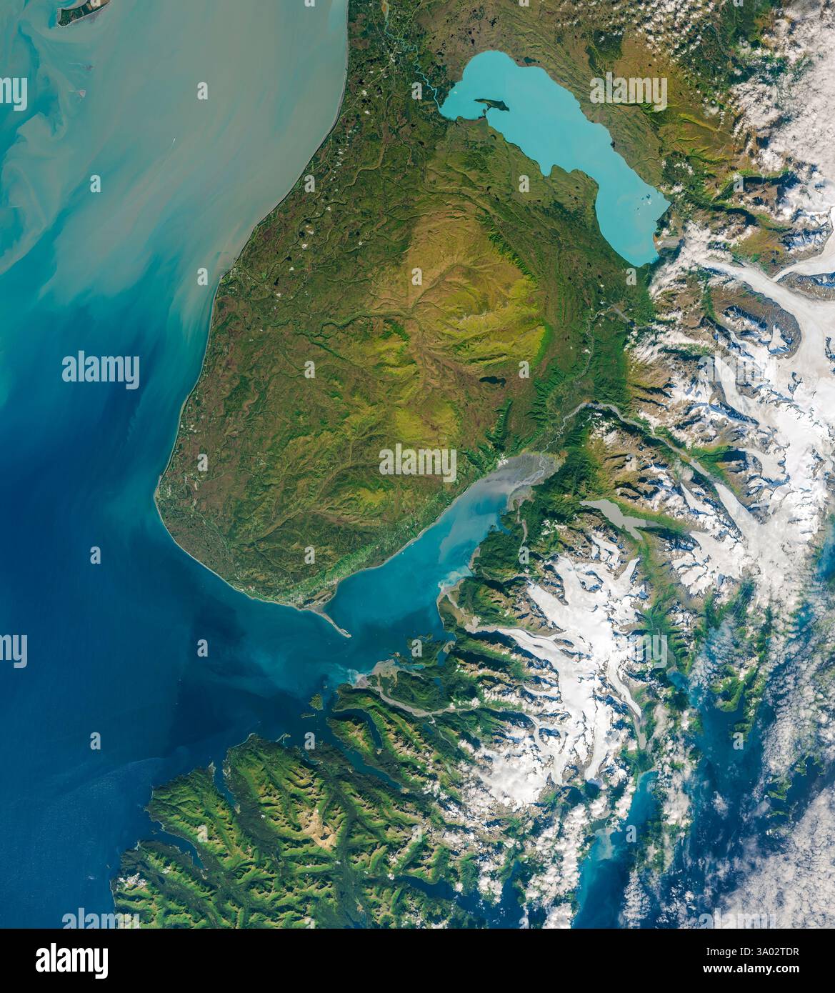 Kachemak Bay, Alaska, Stati Uniti. Il sedimento è visibile mentre si riversa nella baia dal ghiacciaio Grewingk nelle montagne Kenai. Foto Stock