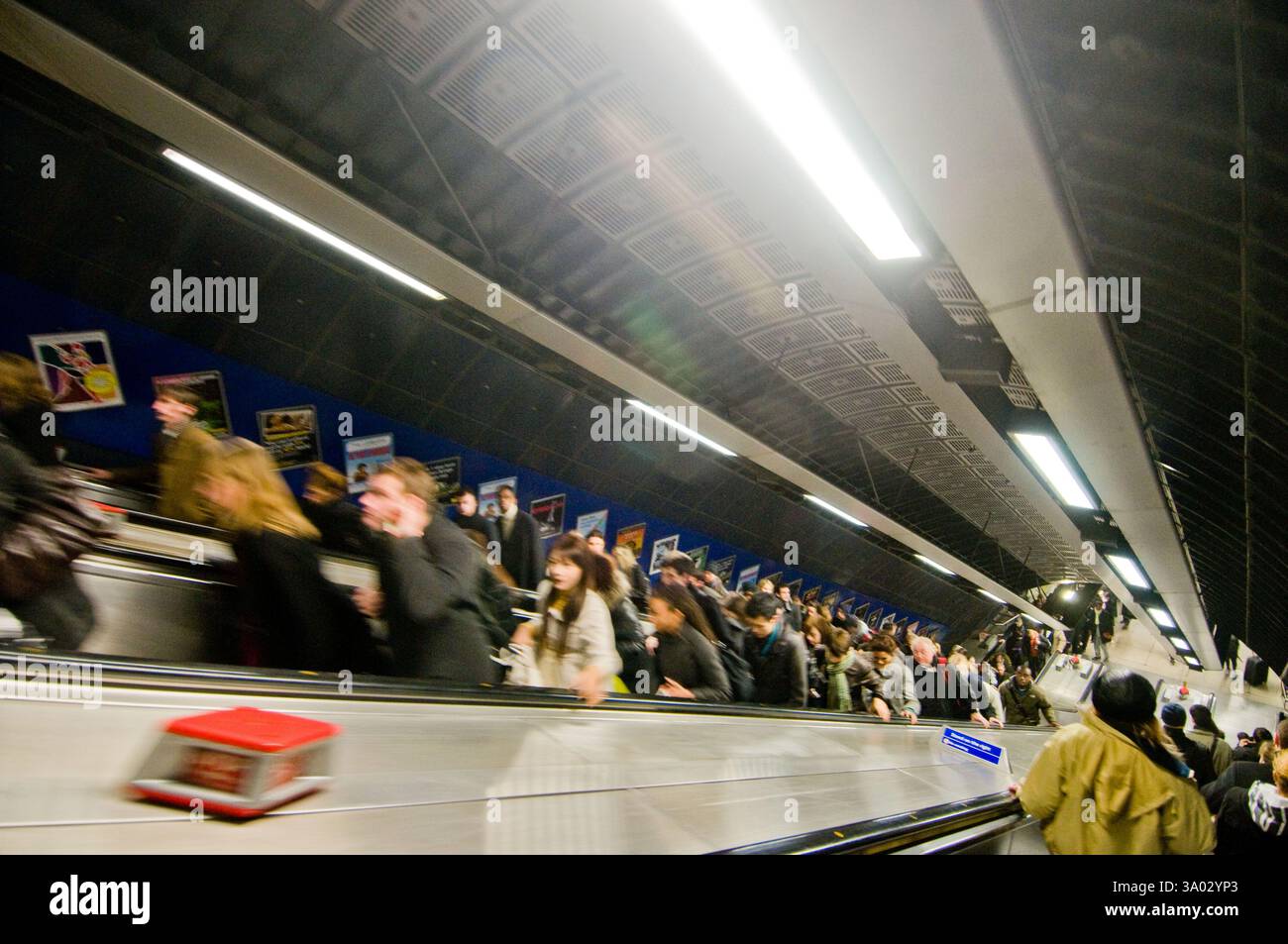 I pendolari utilizzano le scale mobili alla stazione di London Bridge. Affollato, in rapido movimento. Foto Stock