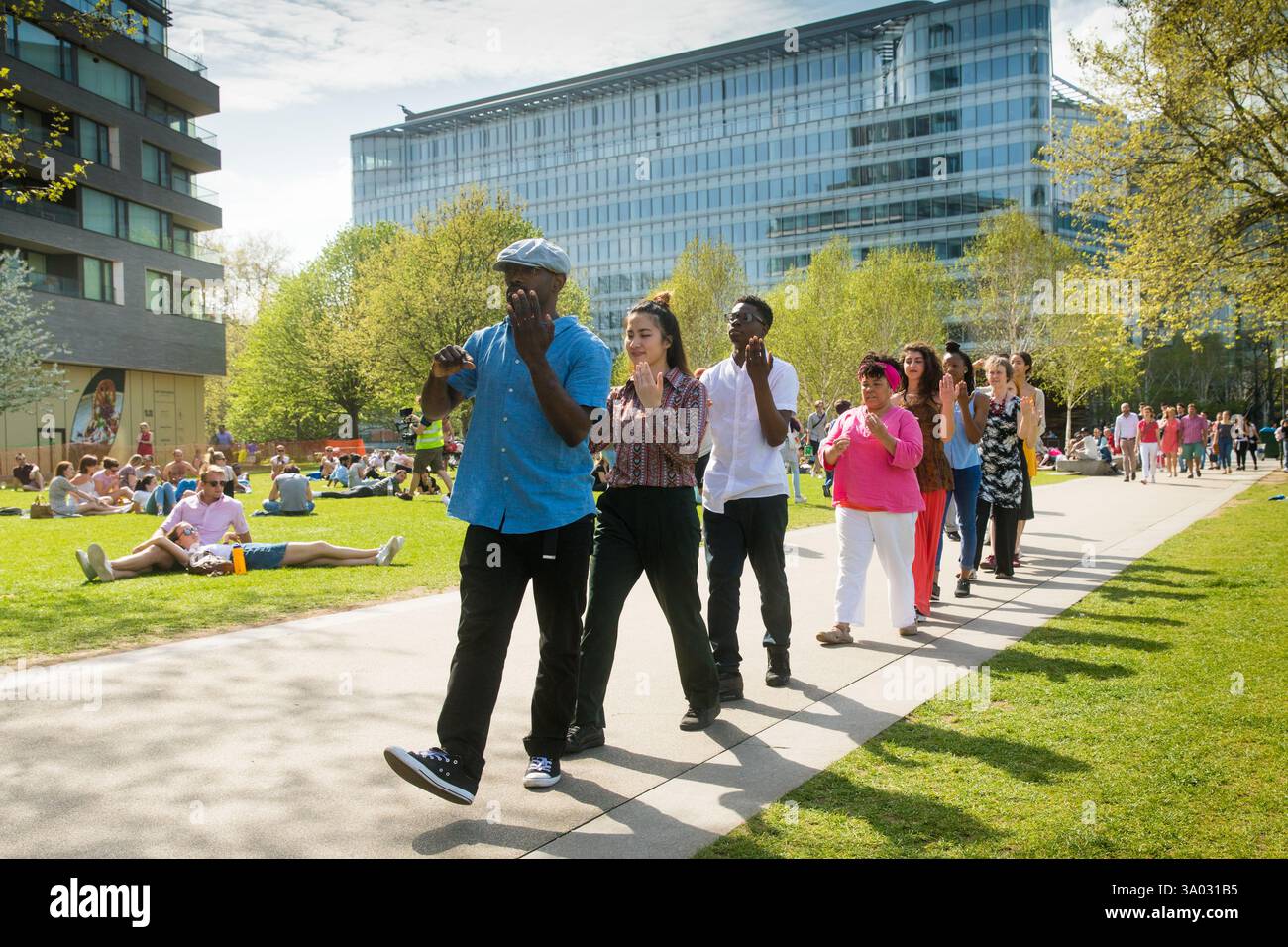 Ballare la linea NELKEN della Fondazione Pina Bausch. Partecipano persone di diversa provenienza. Foto Stock