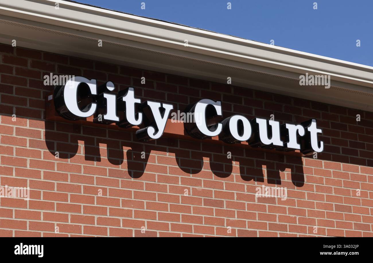 Cartello del tribunale cittadino al municipio. Il tribunale comunale si occupa di reati penali, violazioni del traffico e violazioni delle ordinanze cittadine. Foto Stock