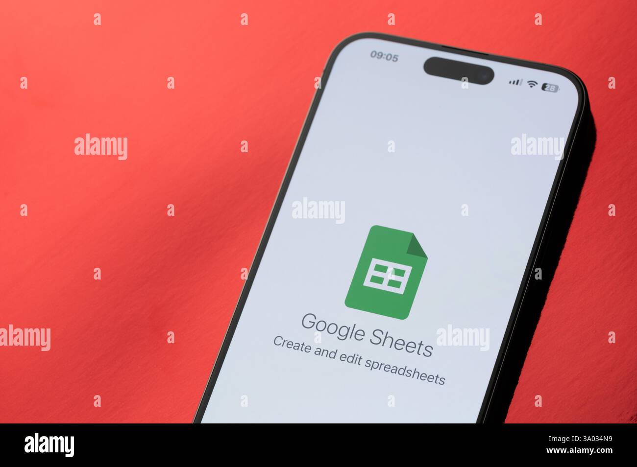 New York, USA - 24 febbraio 2025: App Google Sheet sullo schermo dello smartphone vista ravvicinata Foto Stock