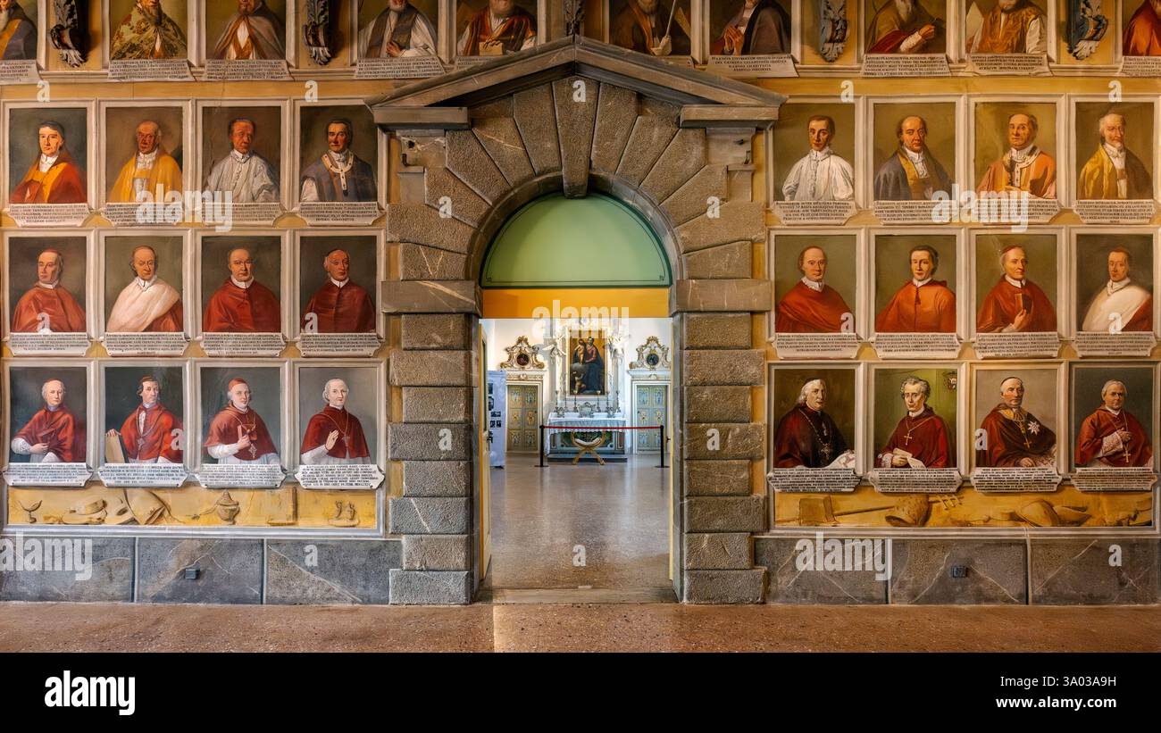 Parete piena di ritratti di religiosi su una sala all'interno del Museo Diocesano (Museo Diocesano e gallerie Tiepolo). Udine, Friuli Venezia Giulia, Italia. Foto Stock