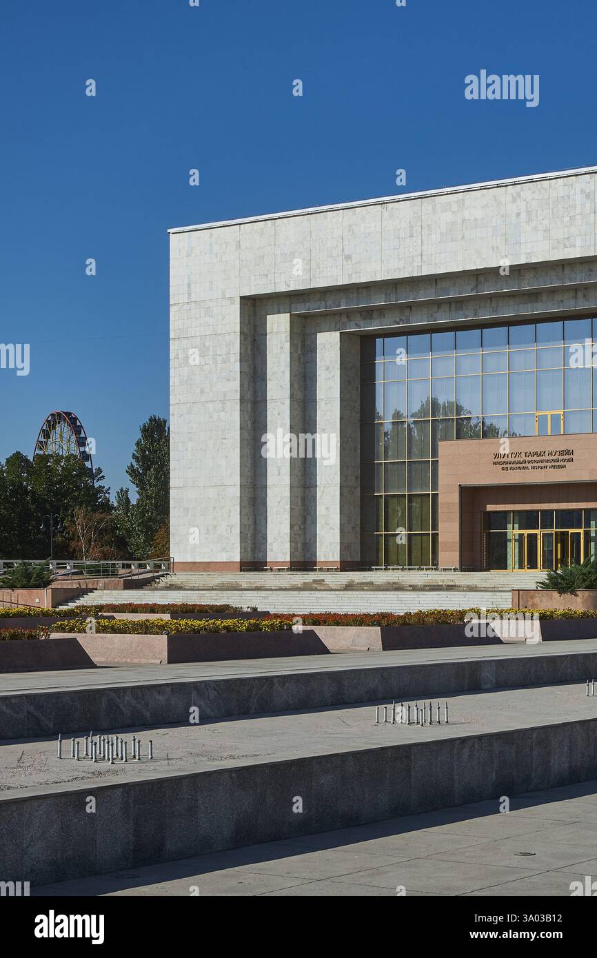 Ingresso nell'edificio del Museo storico Nazionale della Repubblica del Kirghizistan. Ala-Too, piazza principale del paese, Bishkek, Kirghizistan. Niente persone, nessuno. città a. Foto Stock