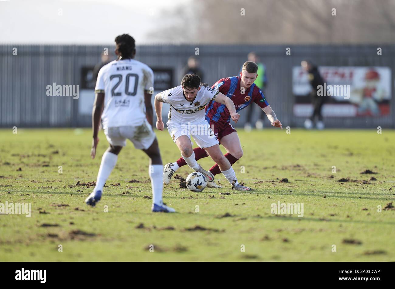 Dumbarton, Regno Unito, 1 marzo 2025 - Michael Ruth di Dumbarton cerca di respingere Sam Fisher di Stenhousemuir sul terreno irregolare del Marbill Coaches Stadium di Dumbarton. Dumbarton V Stenhousemuir, Dumbarton, Regno Unito - crediti: Thomas Gorman/Alamy Live News Foto Stock