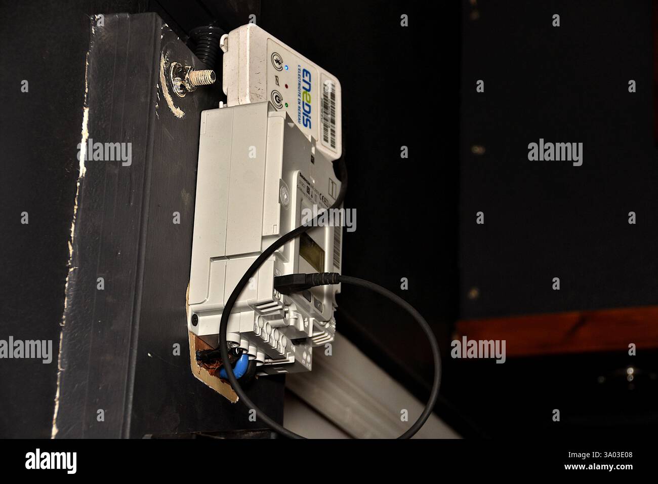 Marsiglia, Francia. 28 febbraio 2025. Una scatola di aggiornamento dati Enedis è collegata a un nuovo contatore elettrico Linky. Un tecnico della società Phinelec incaricato dalla società Enedis interviene per sostituire un contatore elettrico Linky difettoso con uno nuovo. (Credit Image: © Gerard bottiglia/SOPA Images via ZUMA Press Wire) SOLO PER USO EDITORIALE! Non per USO commerciale! Foto Stock