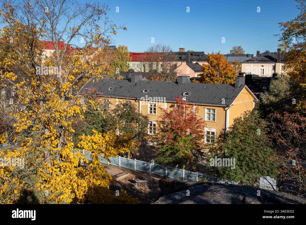 Vista ad alto angolo di un edificio residenziale in legno in una soleggiata giornata autunnale nel quartiere Puu-Vallila di Helsinki, Finlandia Foto Stock
