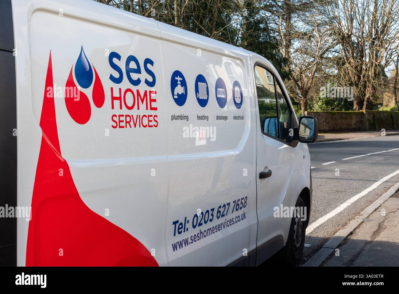 Furgone SES Home Service, compagnia idrica nel sud-est dell'Inghilterra, Regno Unito. Servizi idraulici, di riscaldamento, di drenaggio ed elettrici Foto Stock