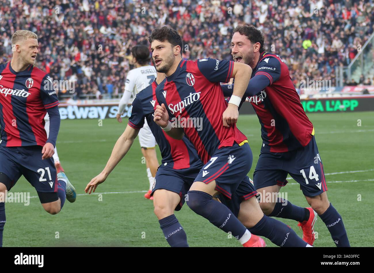 Bologna, Italia. 2 marzo 2025. Riccardo Orsolini di Bologna festeggia dopo aver segnato il gol di 1-1 al rigore durante la partita italiana di serie A dell'Enilive tra Bologna FC e Cagliari allo stadio Renato DallÕAra di Bologna, Italia settentrionale, domenica 2 marzo, 2025, Sport - calcio - (foto Michele Nucci credito: LaPresse/Alamy Live News Foto Stock