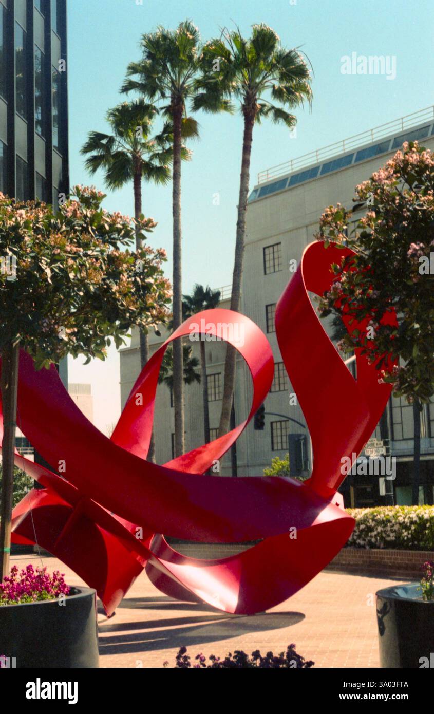 Los Angeles, CALIFORNIA, USA, circa 1989. Scultura di Charles Perry di fronte alla Security Pacific National Bank nel quartiere di Beverly Hills. Foto Stock
