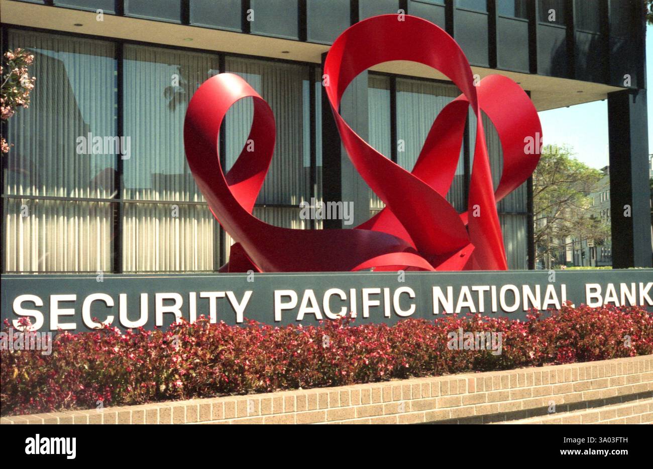 Los Angeles, CALIFORNIA, USA, circa 1989. Scultura di Charles Perry di fronte alla Security Pacific National Bank nel quartiere di Beverly Hills. Foto Stock