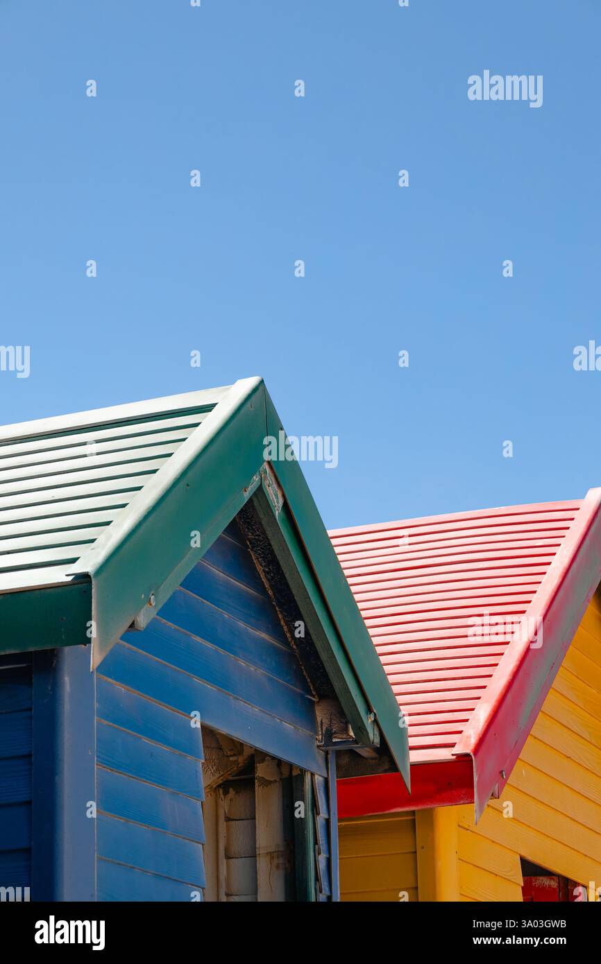 Case colorate sulla spiaggia, cabine da bagno, cabine per il cambio, presso la spiaggia di Muizenberg a Capetown, Sud Africa Foto Stock