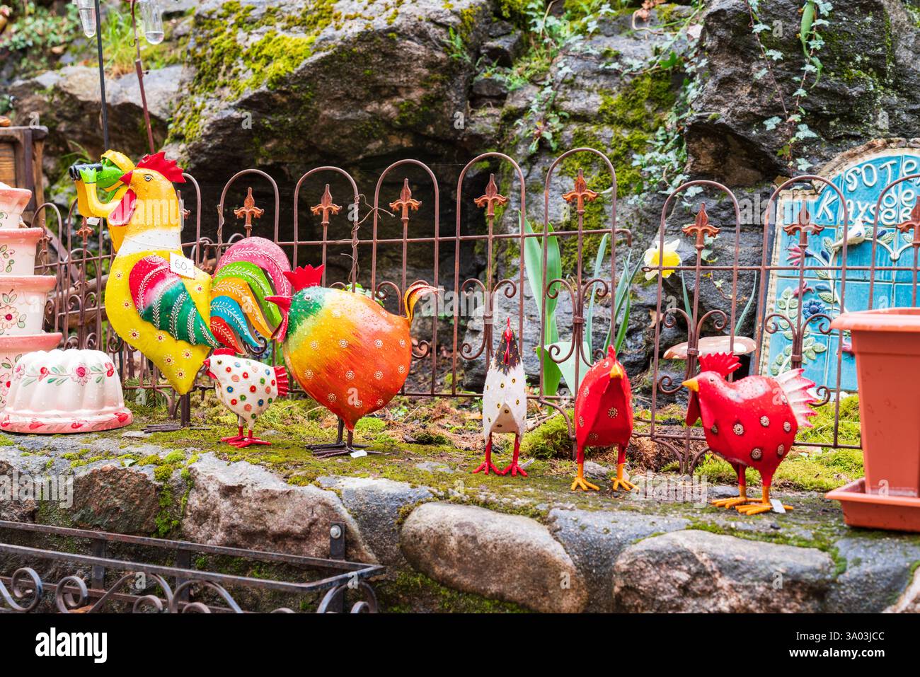Decorazioni regionali per le vacanze a Kaysersberg, Alsazia, Francia, in una serata piovosa, poco prima di Pasqua. Foto Stock