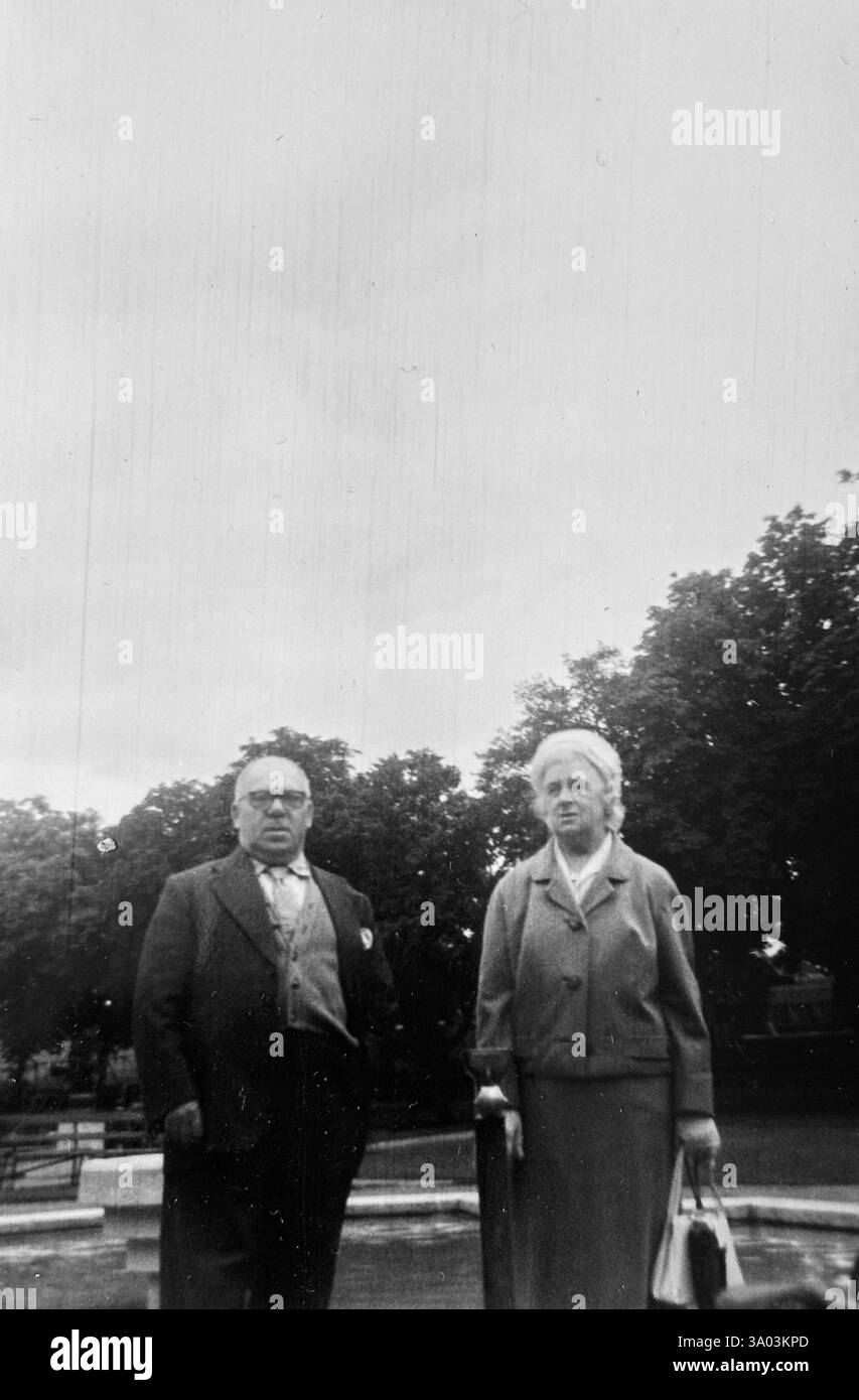 1940 Regno Unito: Vintage retro Old Black and White foto di persone al lavoro e in vacanza. Abbigliamento d'epoca e luogo. Foto Stock