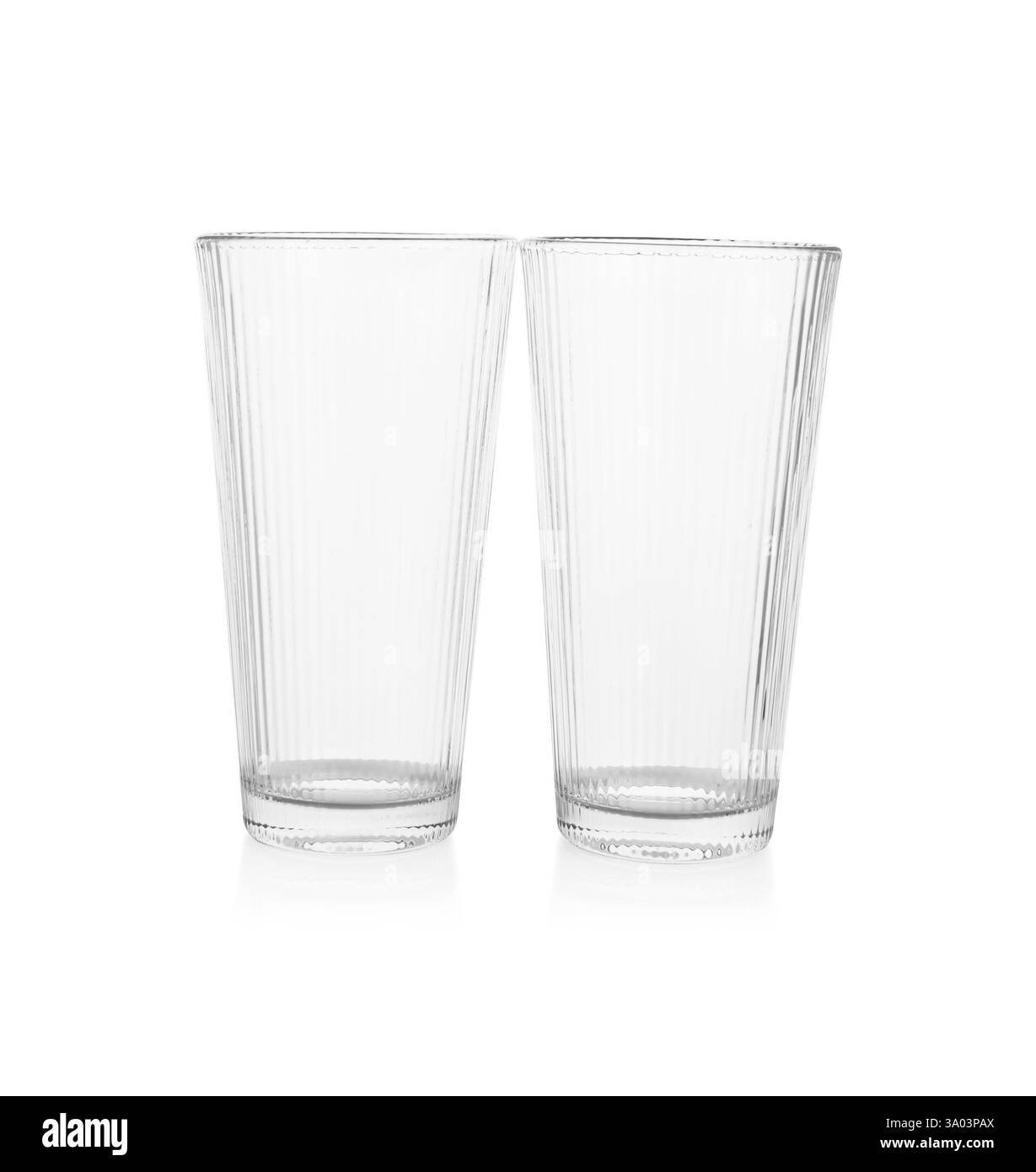 Due bicchieri puliti vuoti isolati su bianco Foto Stock