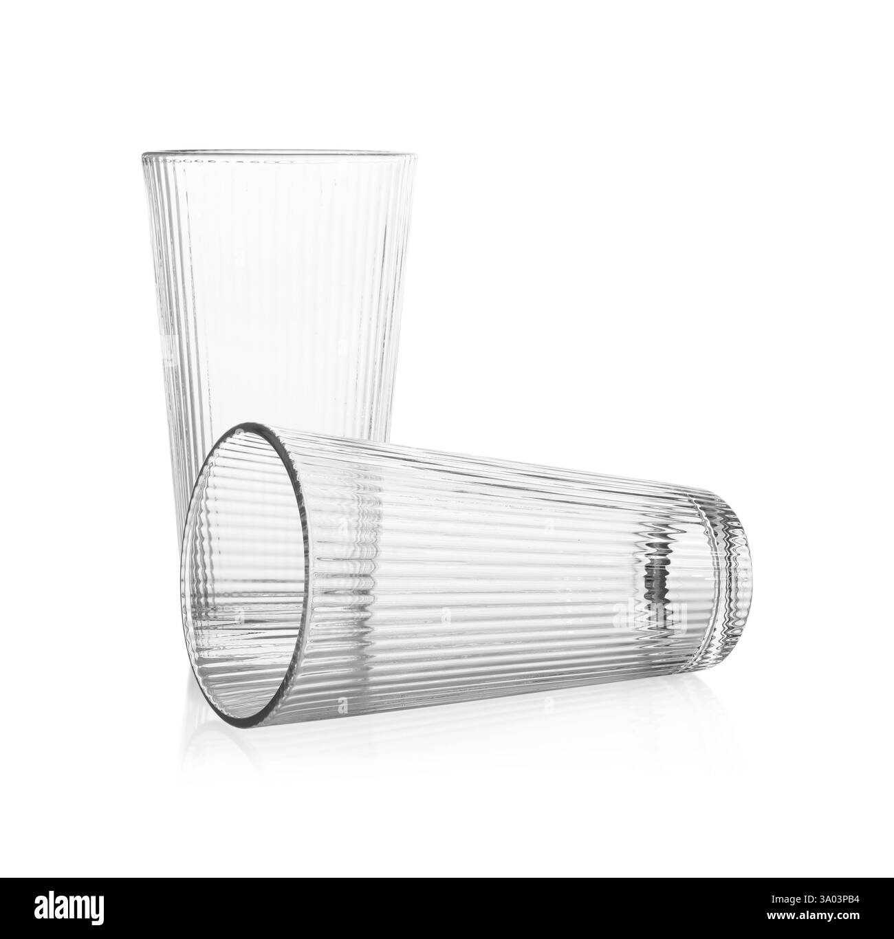 Due bicchieri puliti vuoti isolati su bianco Foto Stock