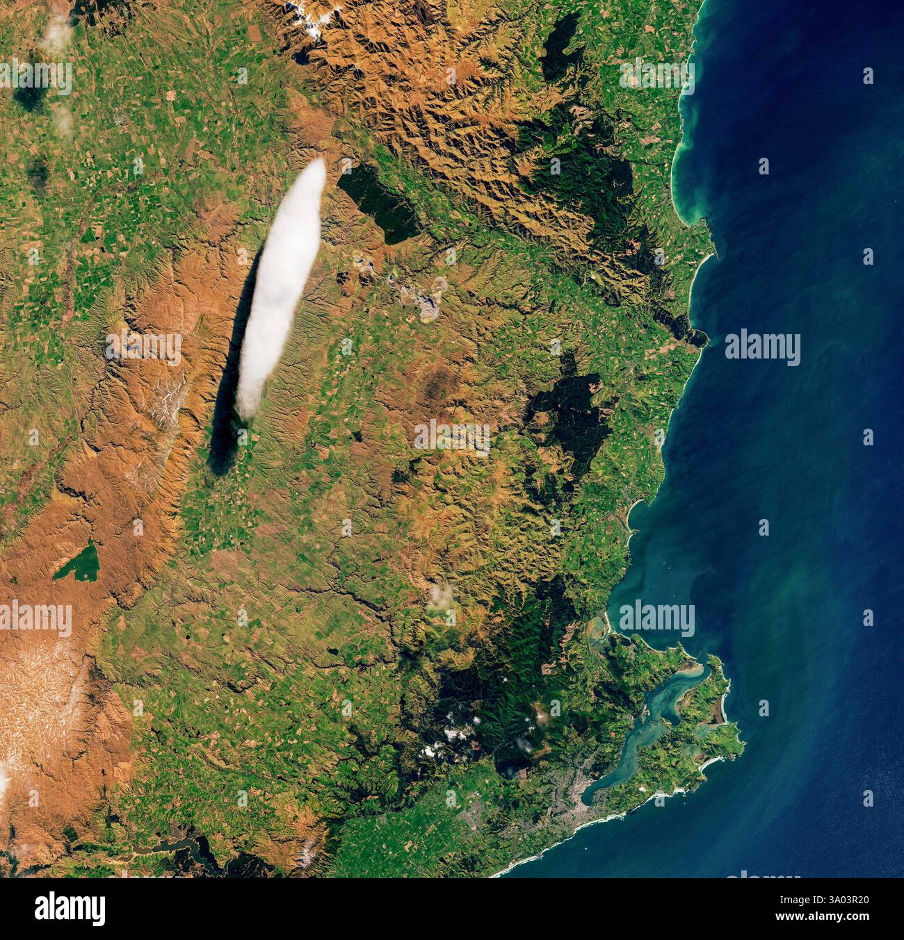 Nuova Zelanda, una nuvola unica che si forma sopra la regione di Otago dell'Isola del Sud conosciuta localmente come "Taieri PET", Foto Stock