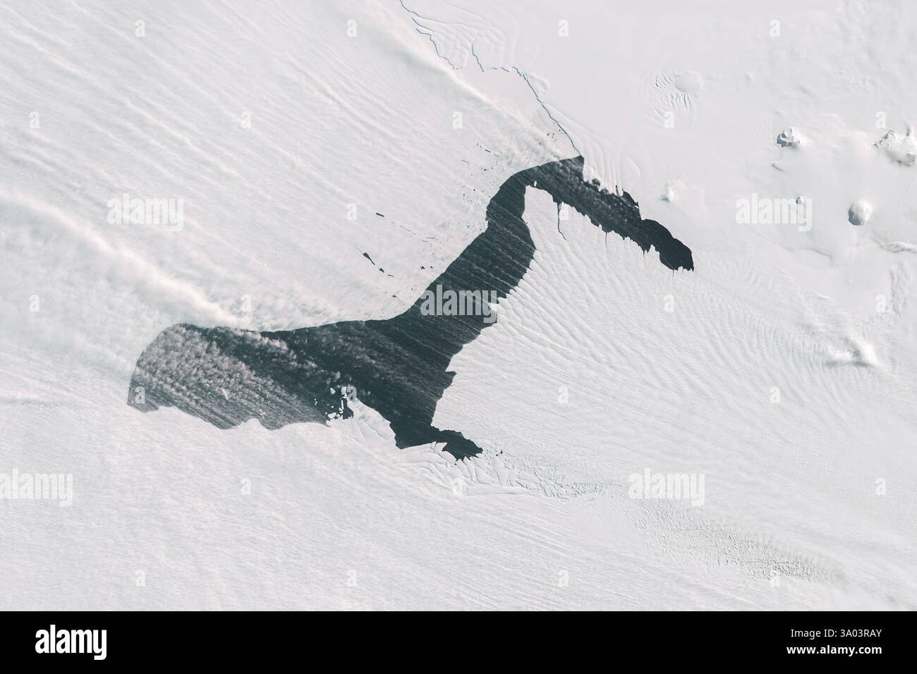 Ghiacciaio di Pine Island in Antartide che mostra neve soffiata e "fumo di mare" Foto Stock