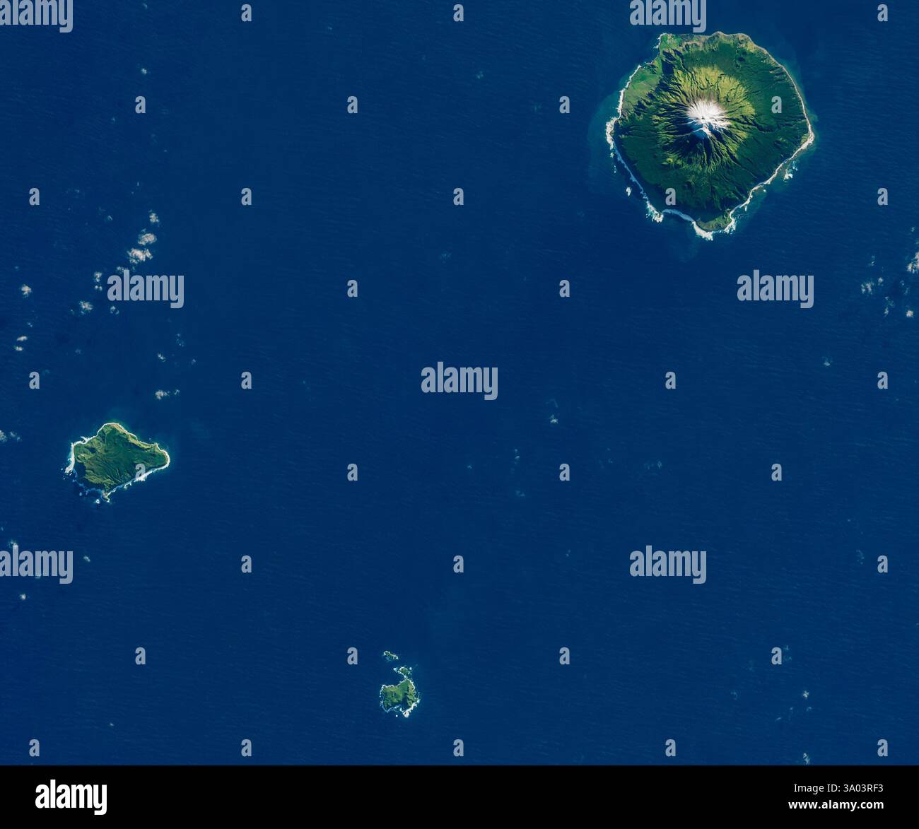Tristan da Cunha, nell'Oceano Atlantico meridionale, situata approssimativamente a metà strada tra le estremità meridionali del Sud America e dell'Africa Foto Stock