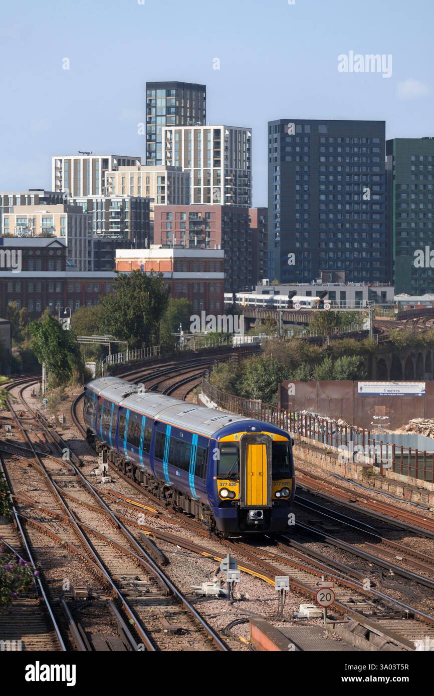 Treni sud-orientali classe 377 treno 377520 che passa per Factory Junction Wandsworth Road (Londra) Foto Stock