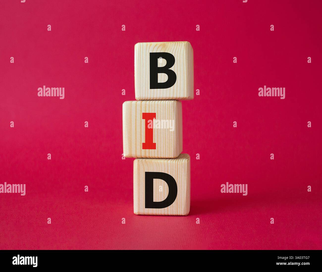 Simbolo DI OFFERTA. Parola concettuale BID su blocchi di legno. Bellissimo sfondo rosso. Business e OFFERTA. Copia spazio Foto Stock