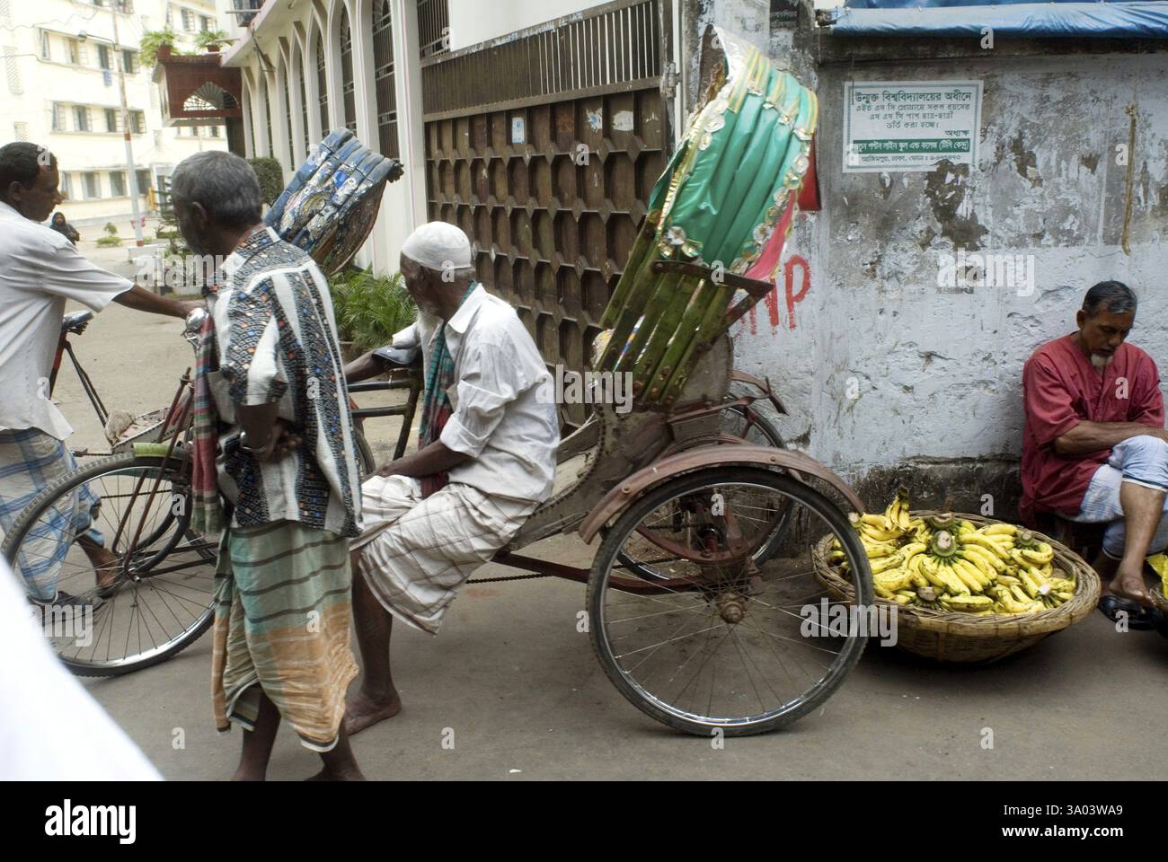 Pedalate per il traffico di risciò sulla strada di Dacca, Bangladesh, Asia Foto Stock