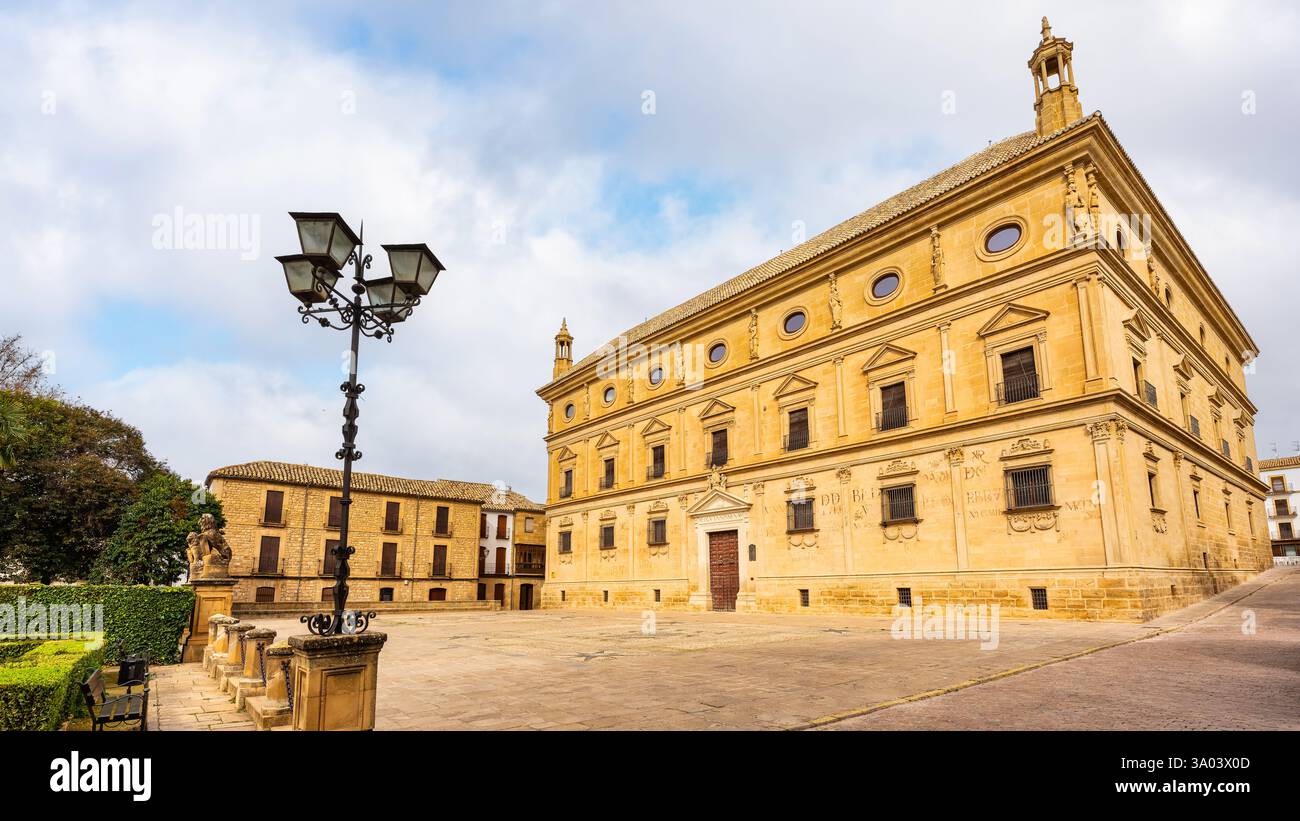 Edificio della sede del consiglio comunale di Ubeda nella monumentale città dell'Andalusia Foto Stock