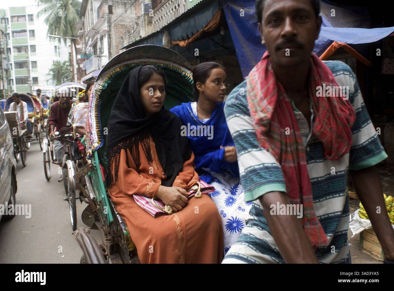 Pedala in risciò con passeggeri in strada a Dacca, Bangladesh, Asia Foto Stock