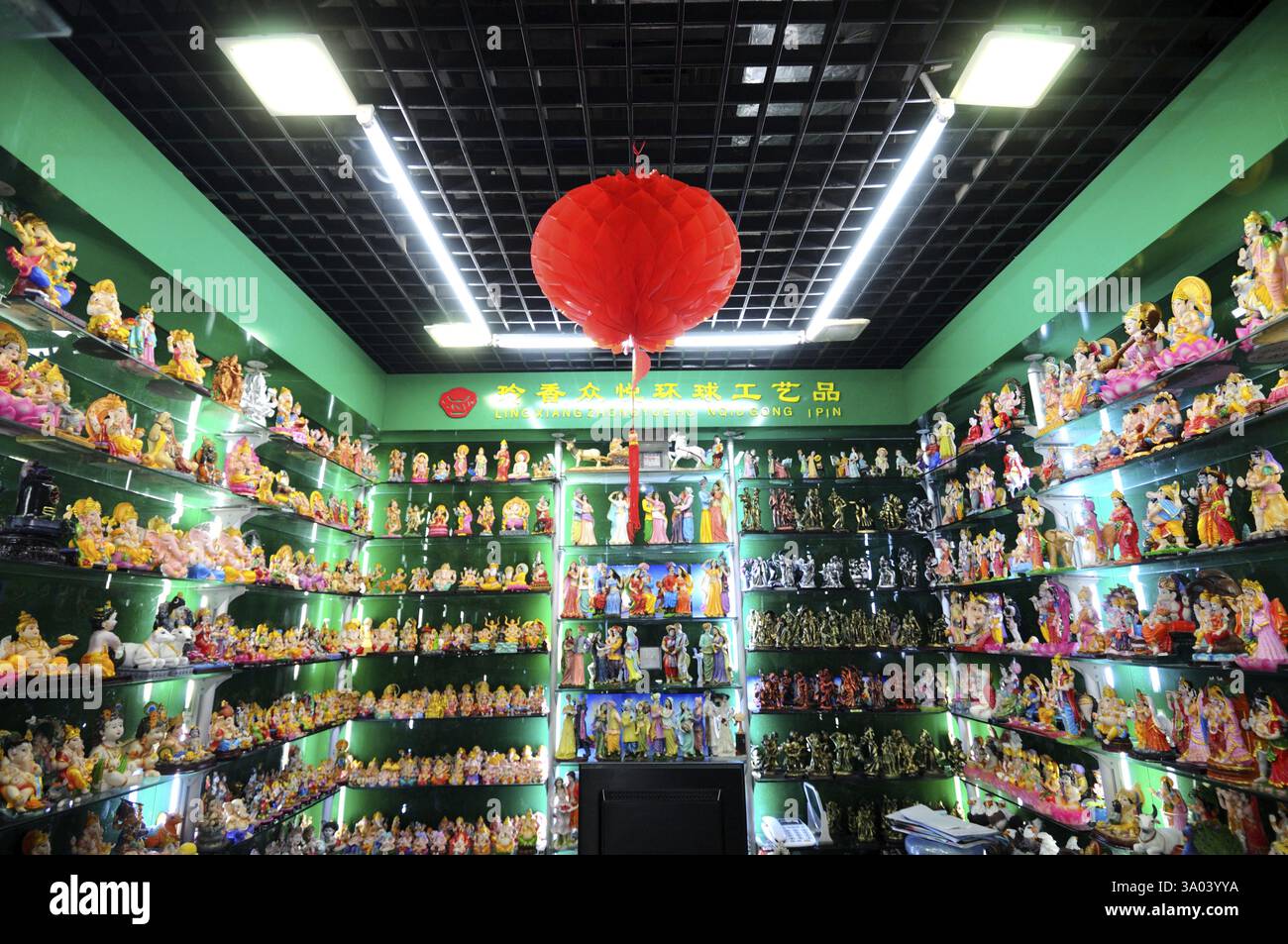 Mostra di dei indiani nel negozio cinese, Yiwu, Cina, Asia Foto Stock