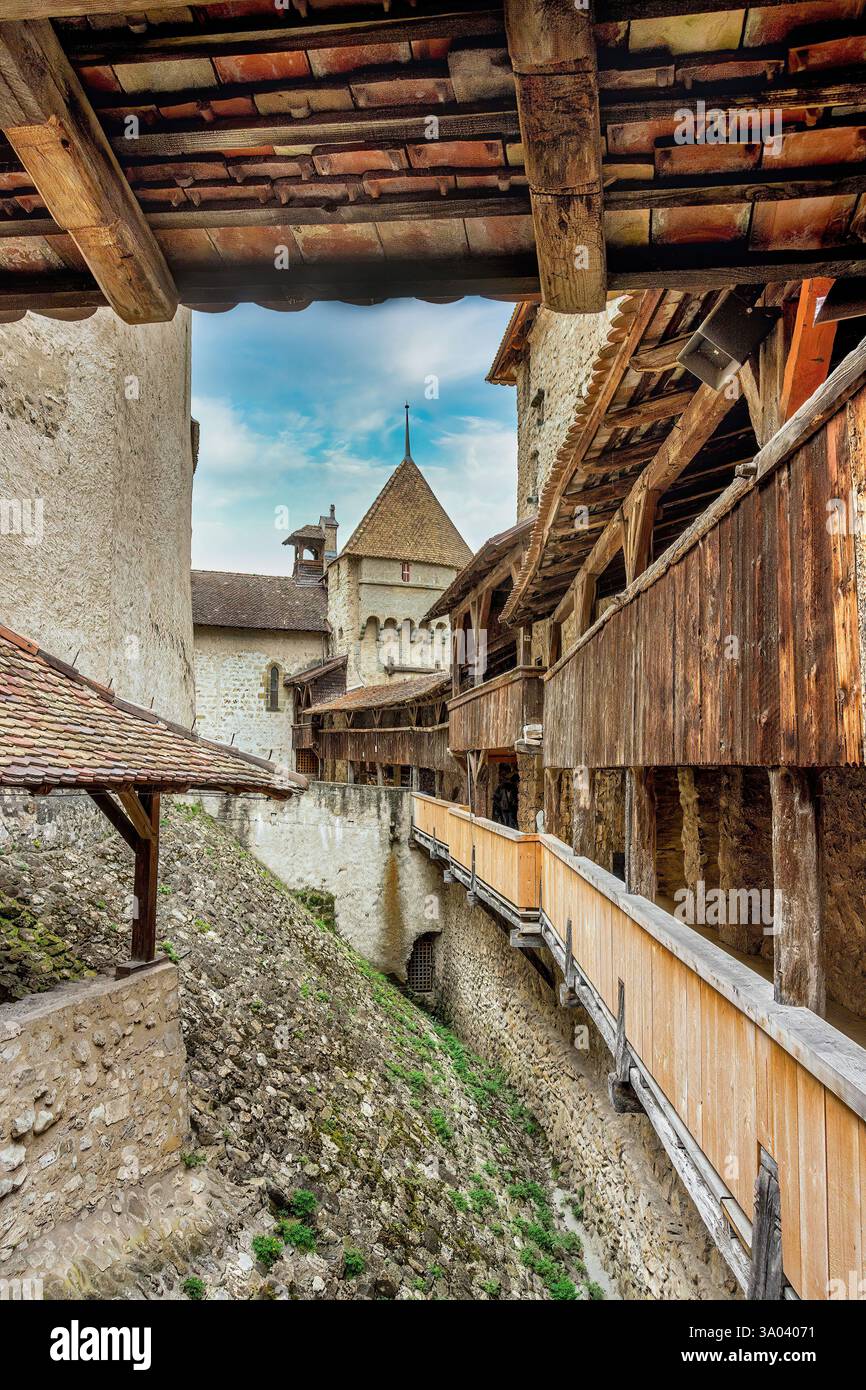 Chateau de Chillon , uno splendido castello medievale con caratteristiche architettoniche uniche. Svizzera Foto Stock