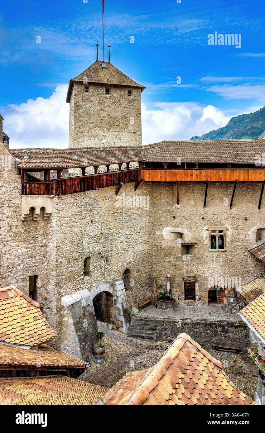Chateau de Chillon , uno splendido castello medievale con caratteristiche architettoniche uniche. Svizzera Foto Stock