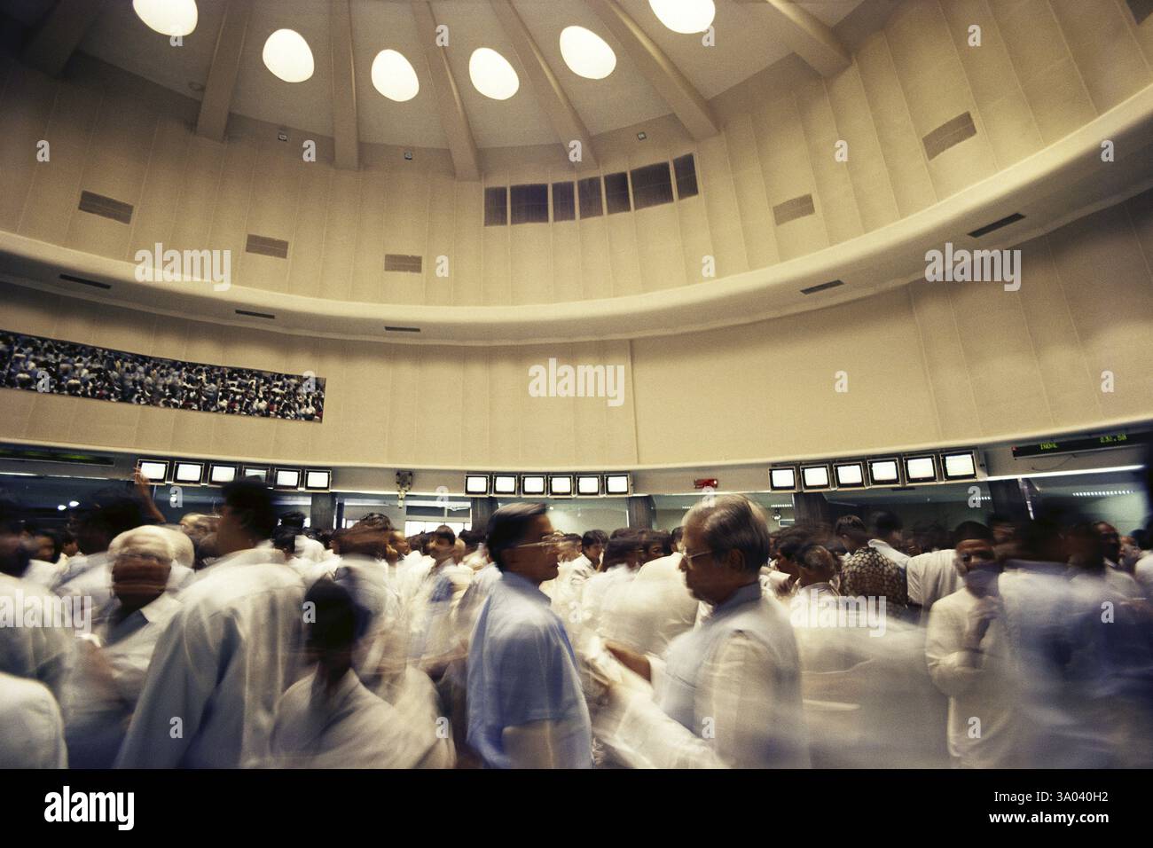 Broker di borsa all'interno della nuova borsa di Bombay, Bombay ora Mumbai, Maharashtra, India, Asia Foto Stock