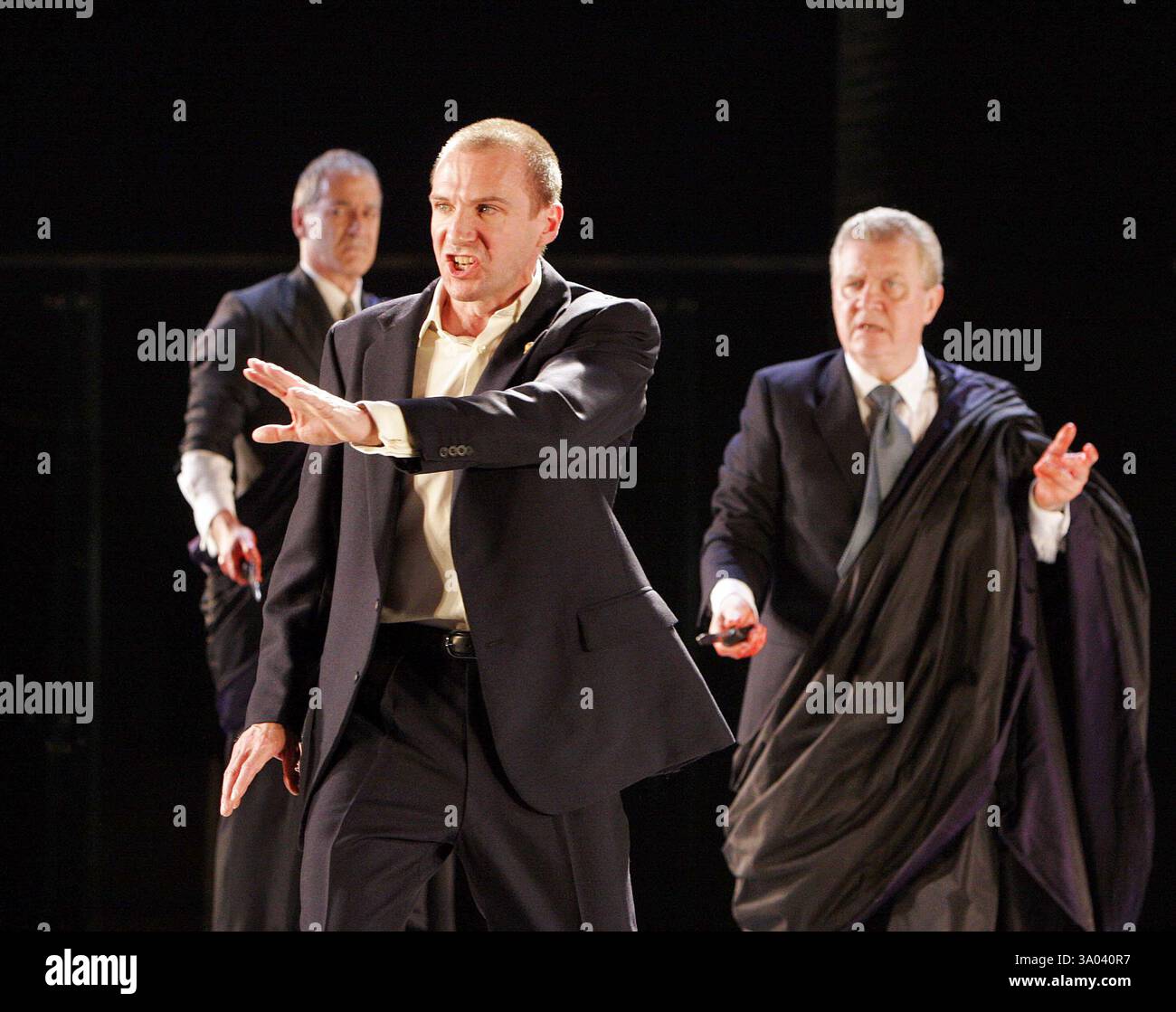 l-r: Michael Gardiner (Metellus Cimber), Ralph Fiennes (Mark Antony), John Kane (Decius Brutus) in GIULIO CESARE di Shakespeare al Barbican Theatre, Londra EC2 20/04/2005 parte di BITE:05 design: Tom Pye illuminazione: Jean Kalman regista: Deborah Warner Foto Stock