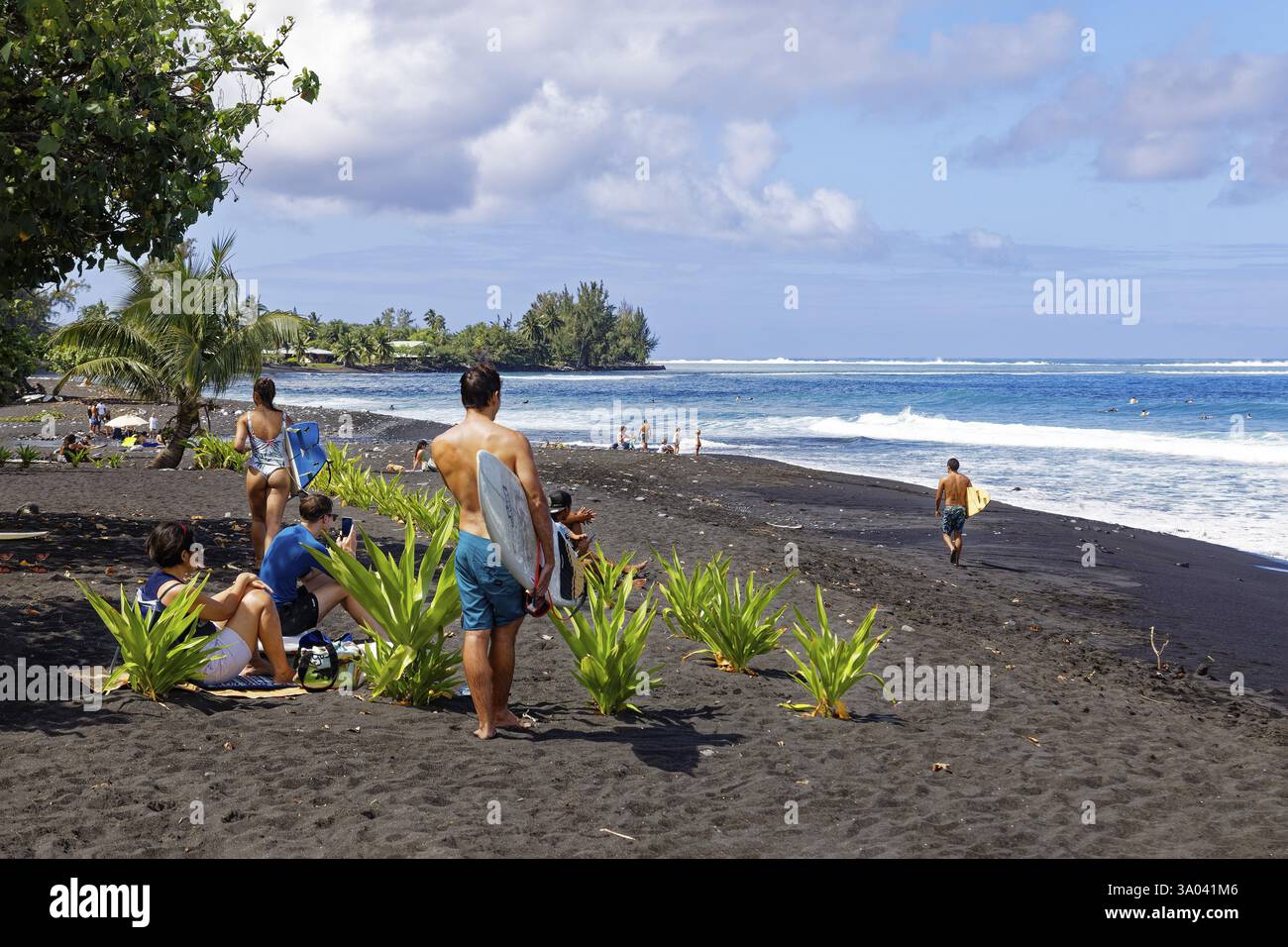 Spiaggia, nera, sabbia, surfista, surf, surfista con tavola da surf, giovanile, spiaggia di Taharuu, centro surf, Papara, Pazific, Tahiti-Nui, Tahiti, Society Isla Foto Stock