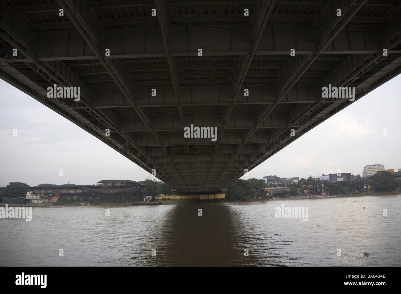 Ponte Howrah ora Rabindra Setu Steel costruito sul fiume Hooghly, Calcutta Kolkata, Bengala Occidentale, India, Asia Foto Stock