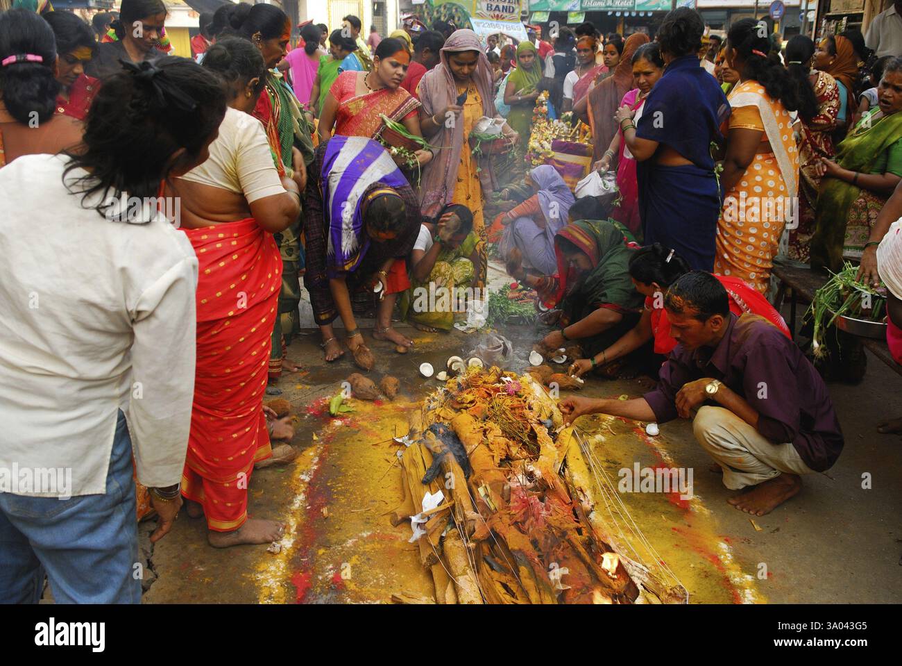 Prostitute in yellama festival, Kamathipura, Bombay Mumbai, Maharashtra, India NO MR Foto Stock