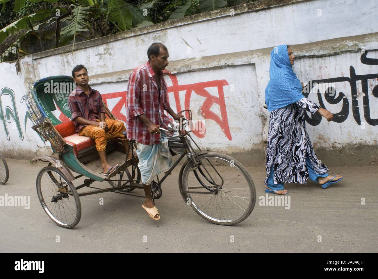 Pedala in risciò con passeggeri in strada a Dacca, Bangladesh, Asia Foto Stock