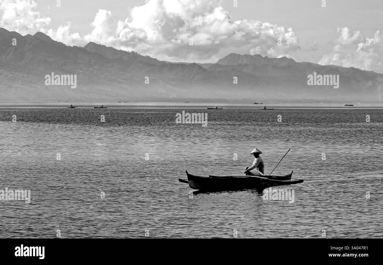 Giornata impegnativa per i pescatori di piccola taglia a Sogod Bay, Filippine. Foto Stock