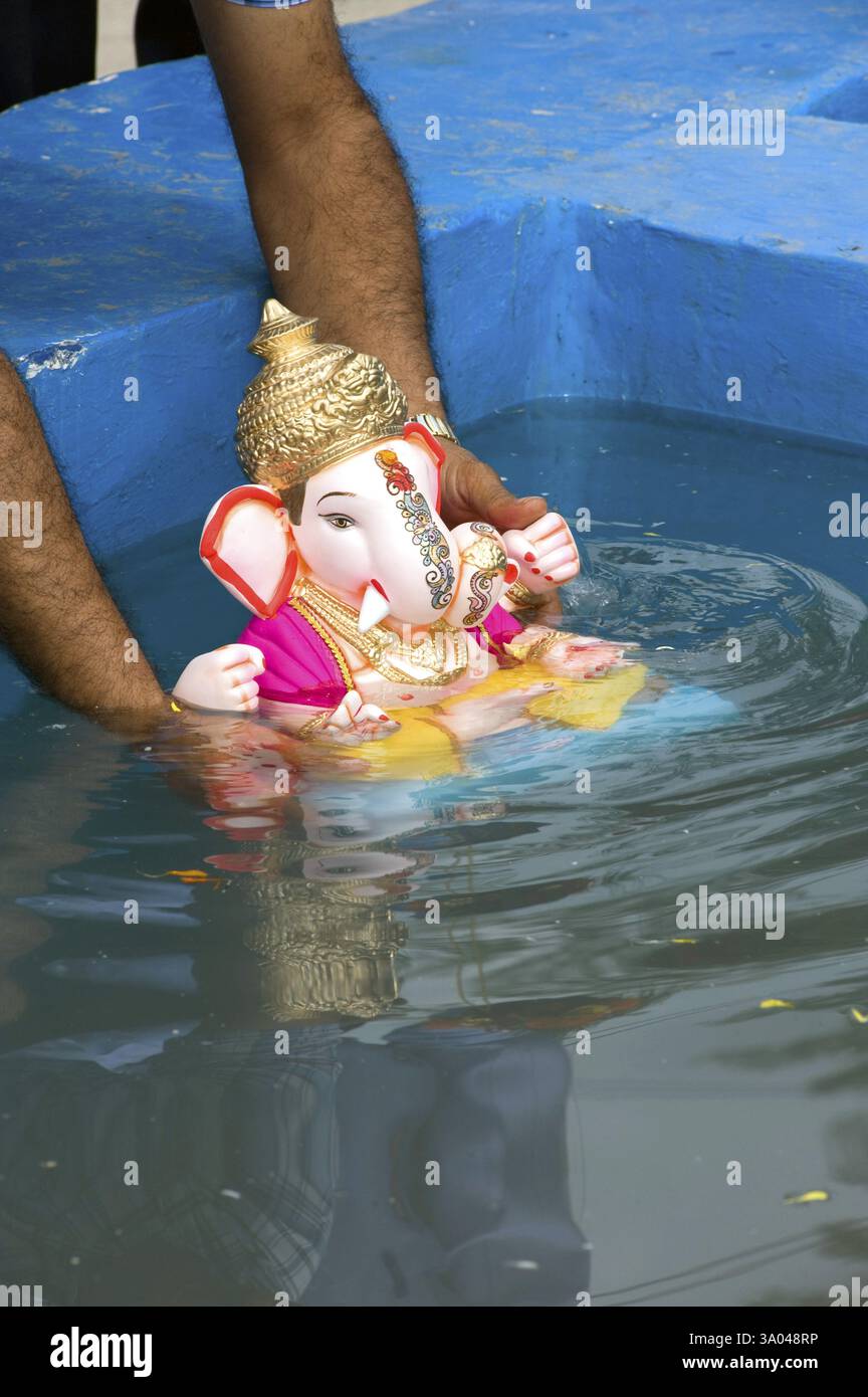 Immersione dell'idolo di lord ganesh in un carro armato artificiale a pune, Maharashtra, India, Asia Foto Stock
