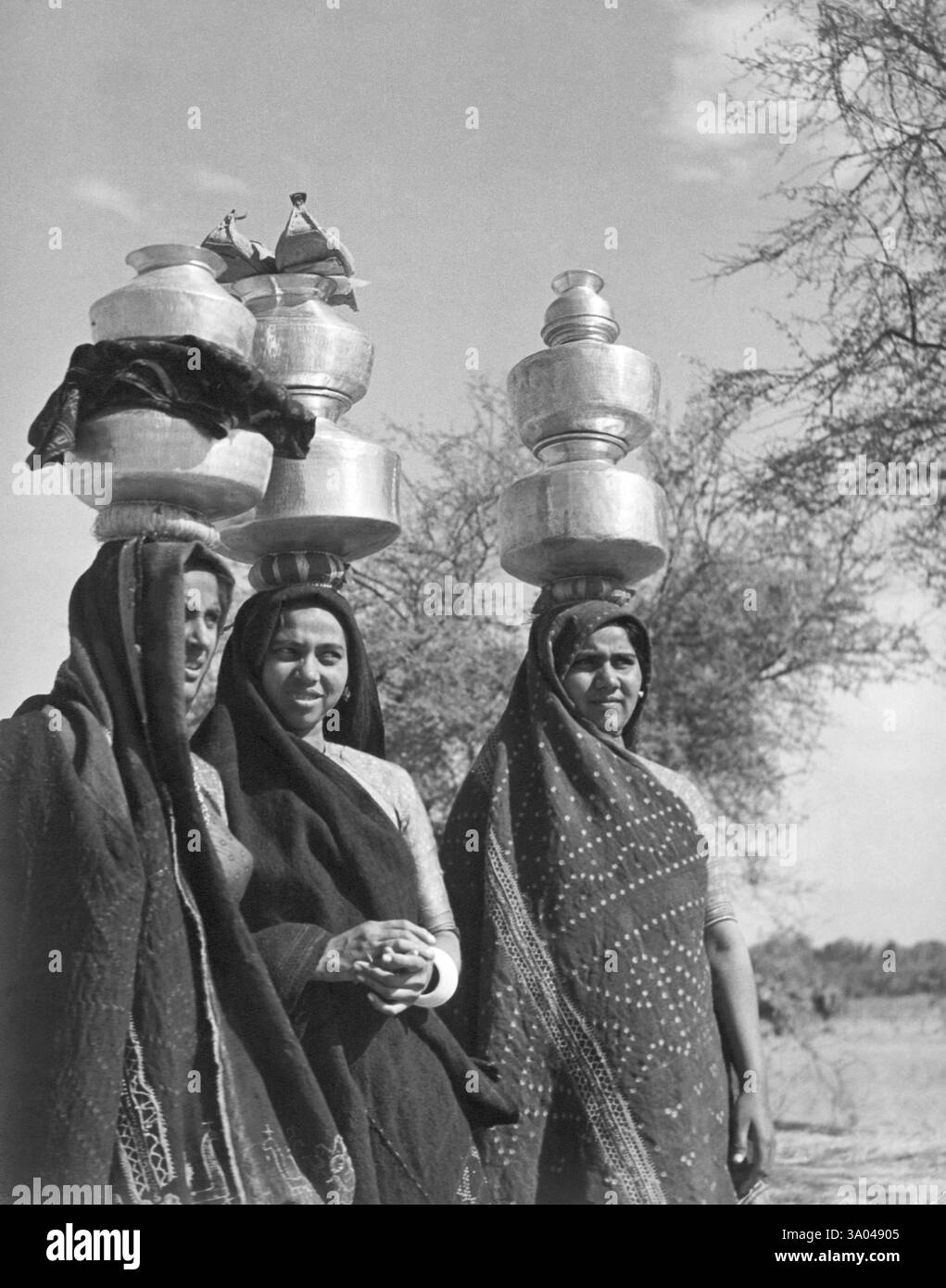 Donne indiane cameriere del latte, Ahmedabad, Gujarat, India 1940's NO MR Foto Stock