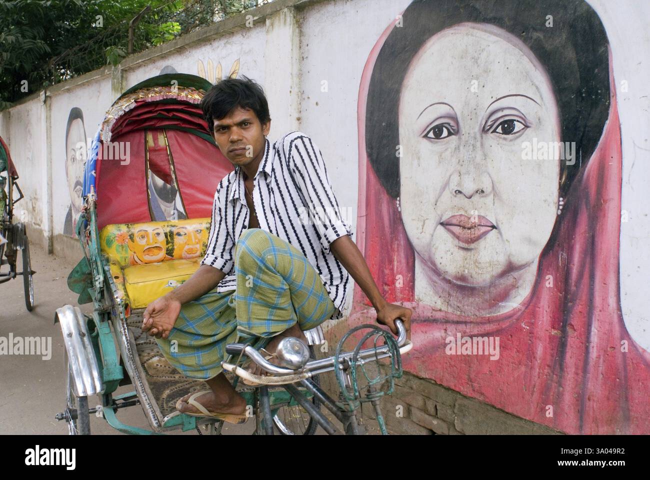 Pedala in risciò con il dipinto murale di Begum Khaleda, Dacca, Bangladesh, Asia Foto Stock
