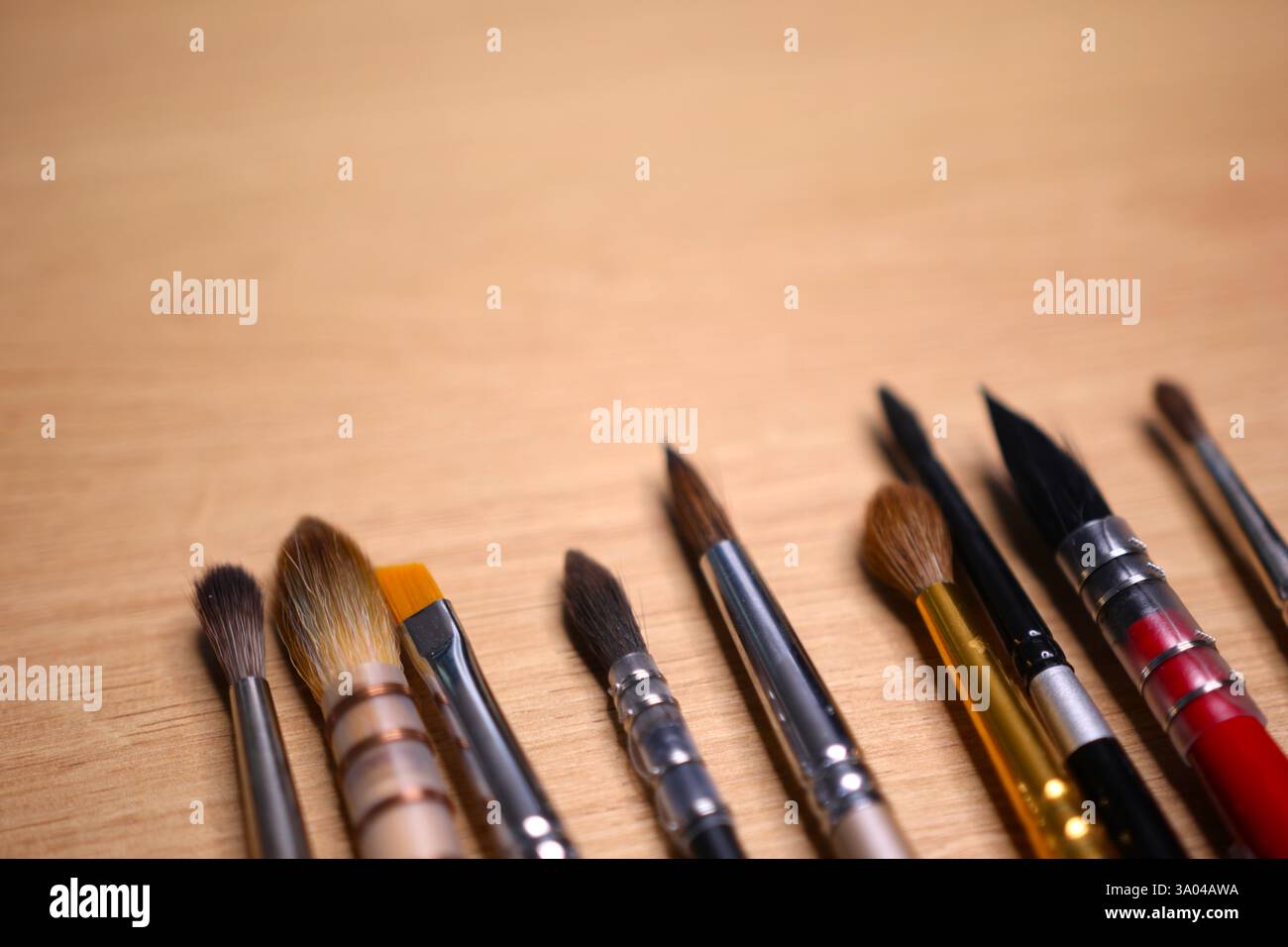 Pennelli da pittura sulla scrivania Foto Stock