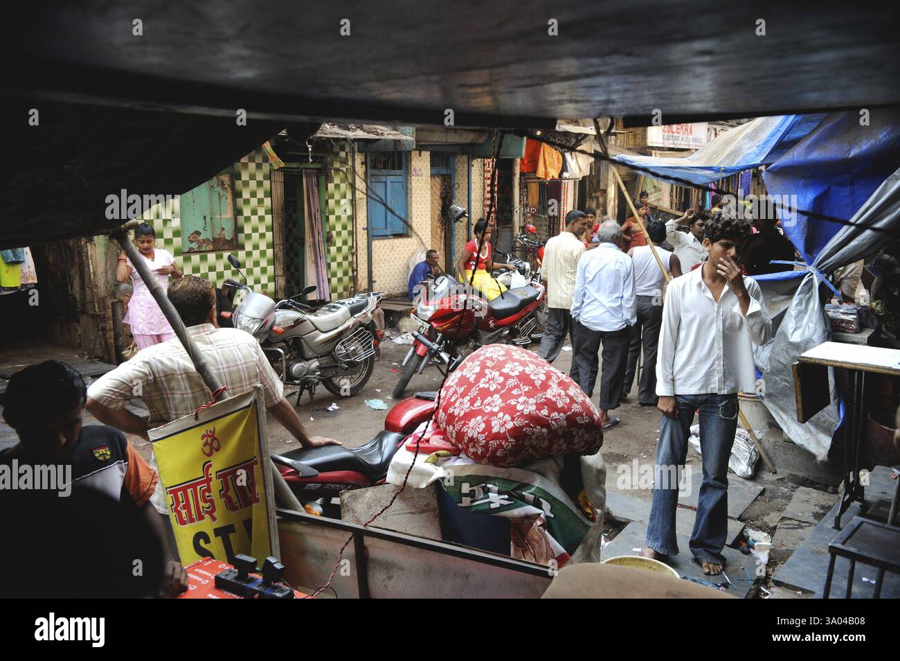 Scena di strada a Kamathipura, Bombay Mumbai, Maharashtra, India NO MR Foto Stock