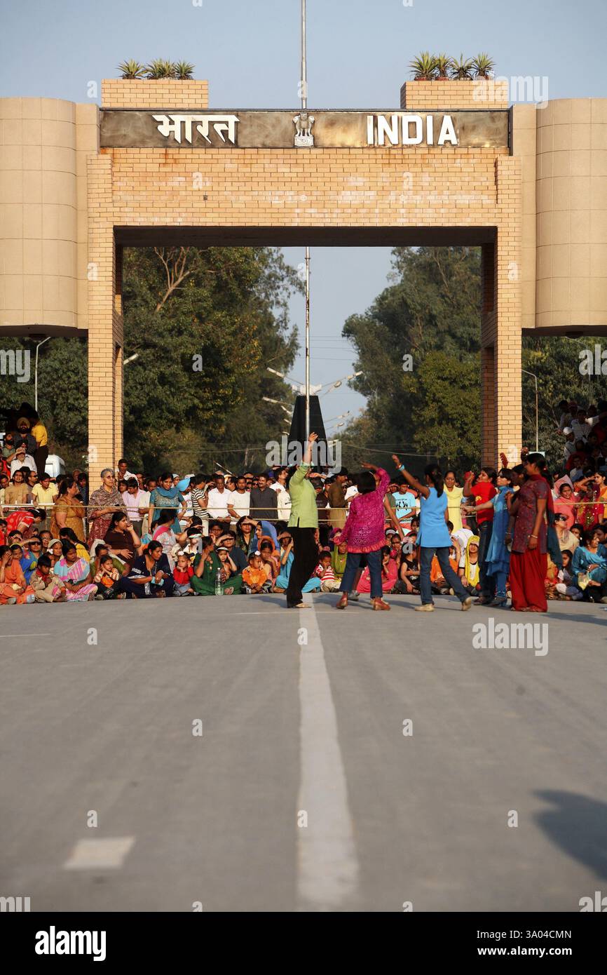 Gruppo che si esibisce durante la cerimonia del cambio della guardia a Wagah Border, Amritsar, Punjab, India, Asia Foto Stock