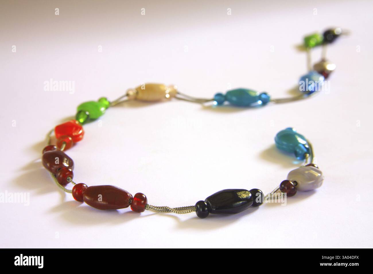 Moderna moda vetro collana su sfondo bianco Foto Stock