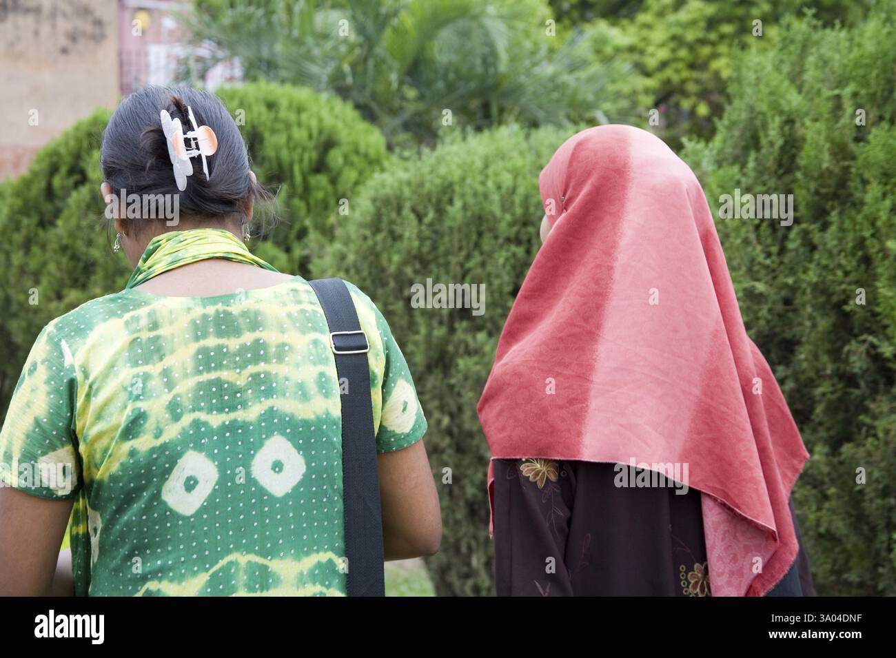 Donne musulmane che camminano, forte di Lalbag, Dacca, Bangladesh, Asia Foto Stock