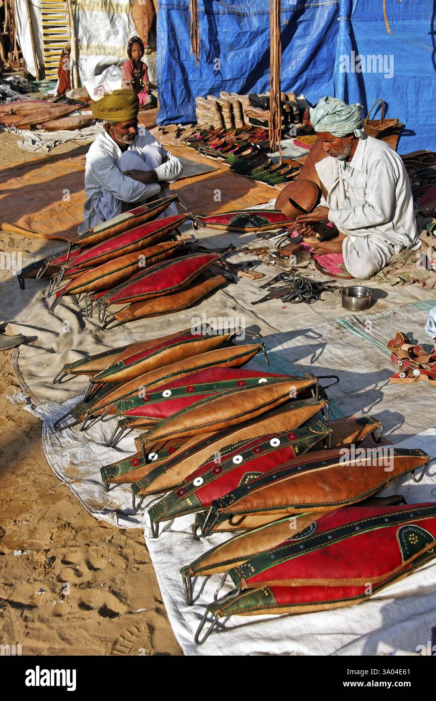 Kopi, uomo che vende borse d'acqua in pelle di cammello, Rajasthan, India, Asia Foto Stock