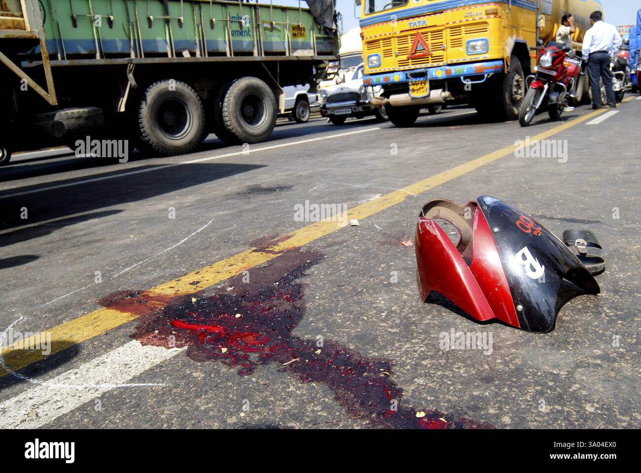 Sangue e parte rotta di un incidente su due ruote sull'autostrada a Bombay Mumbai, Maharashtra, India, Asia Foto Stock