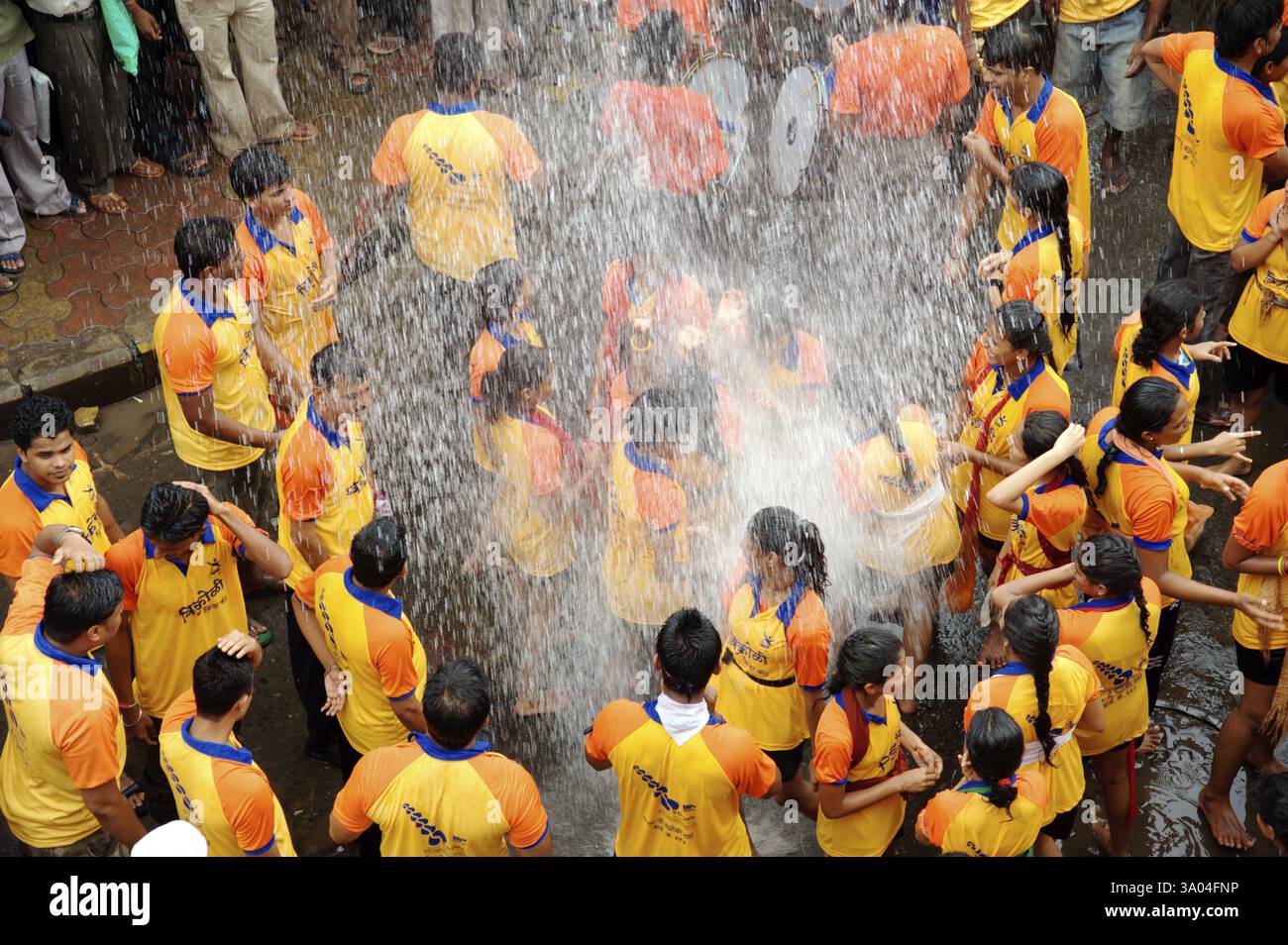 Persone su strada dahi handi Festival di Mumbai India Maharashtra 2011 Foto Stock