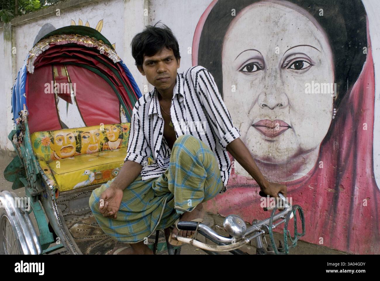 Pedala in risciò con il dipinto murale di Begum Khaleda, Dacca, Bangladesh, Asia Foto Stock
